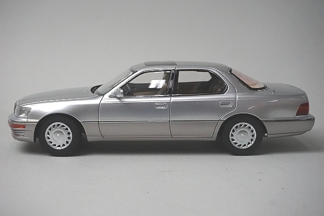 新品 8230811S XiaoGuang MODEL 1/18 レクサス LS400 1993 シルバー