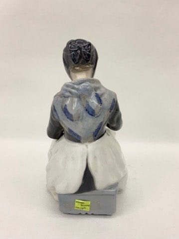 ロイヤルコペンハーゲン フィギュリン 「編み物をする女性」 | VINTAGE