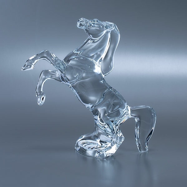 クリスタルガラス製の馬の置物 Baccaratの美しいデザイン 2026年新作