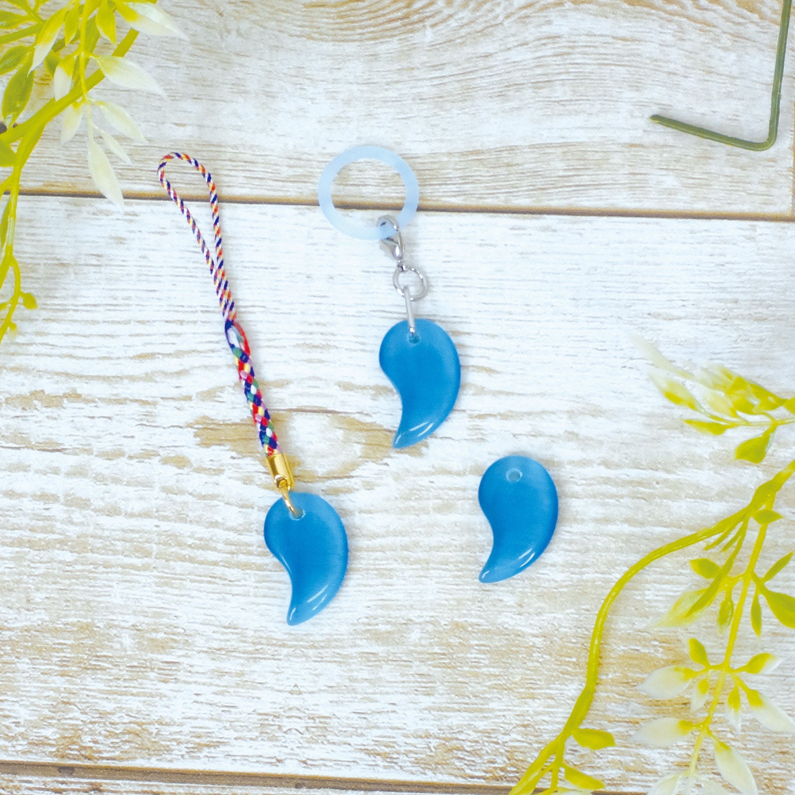 ガラス製 勾玉 大 25mm ブルー 【数量限定】｜パーツ材料の通販 大王