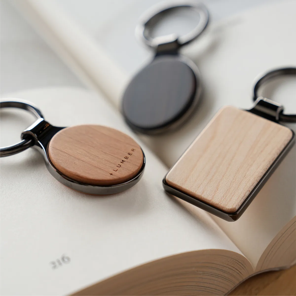 □「KEYRING 001」銘木の美しさをプラスした木製キーホルダー