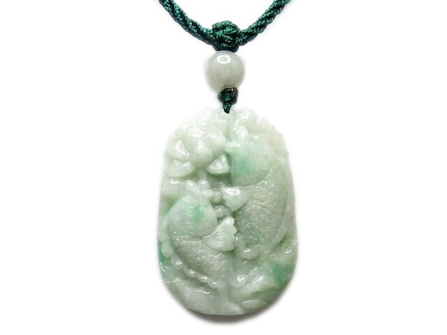緑柄入りひすいジェダイト鯉彫刻天然石本翡翠紐ネックレス | 彫り物