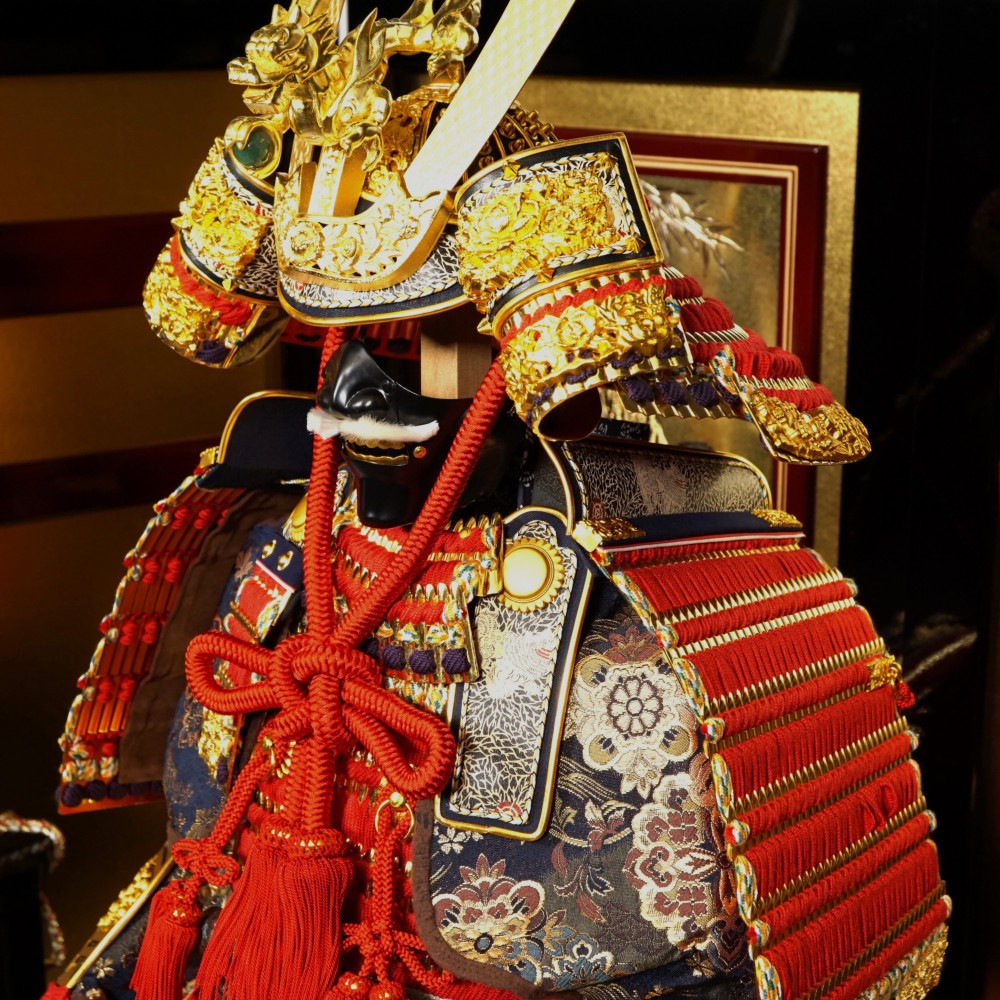 伝統的 五月人形 金色 赤色 5月人形 武者人形 伝統的な日本の武士 工場