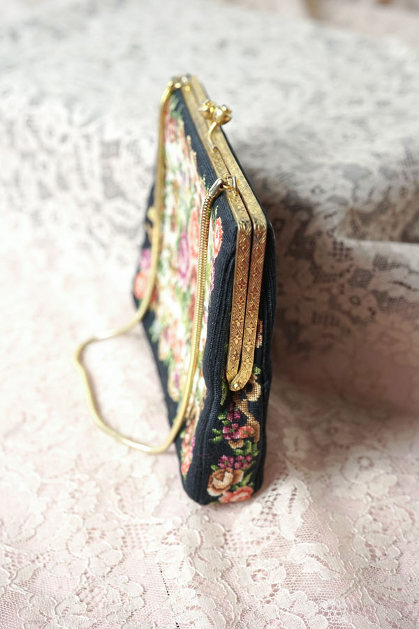 コンディションの良い細かいプチポワン刺繍のバッグW15～14×H12×D2.5cm