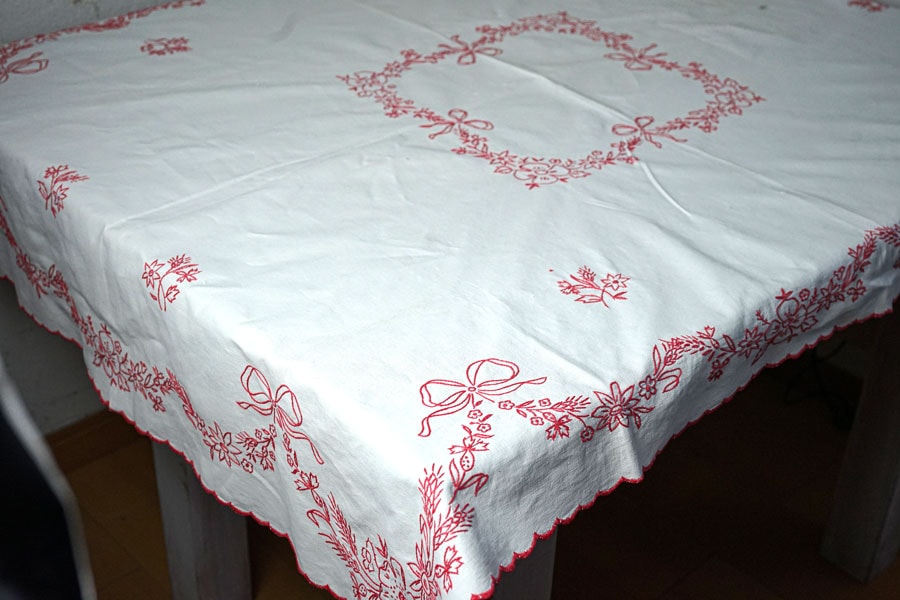 ハンガリー可愛いリボンとお花のレッド刺繍のテーブルクロス138×98cm