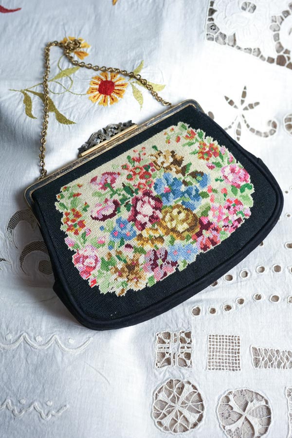 プチポワン刺繍に作りの良い口金のプチポワンバッグW20×H16×D3cm gb