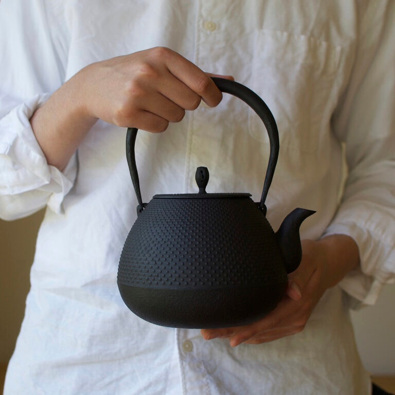 釜定　宮伸穂　南部鉄器　鉄瓶　秋の実 大あられ 南部鉄器 鉄瓶 / 南部鉄瓶 / 釜定 / 秋の実 大あられ [ やかん 日本製