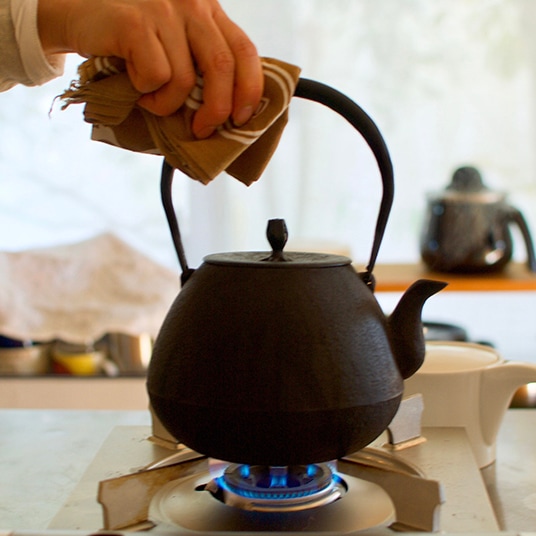 釜定　鉄瓶　秋の実　肌　新品　南部鉄器 釜定<br>秋の実 肌 鉄瓶 | 鉄瓶・ケトル | kuriyaオンラインショップ