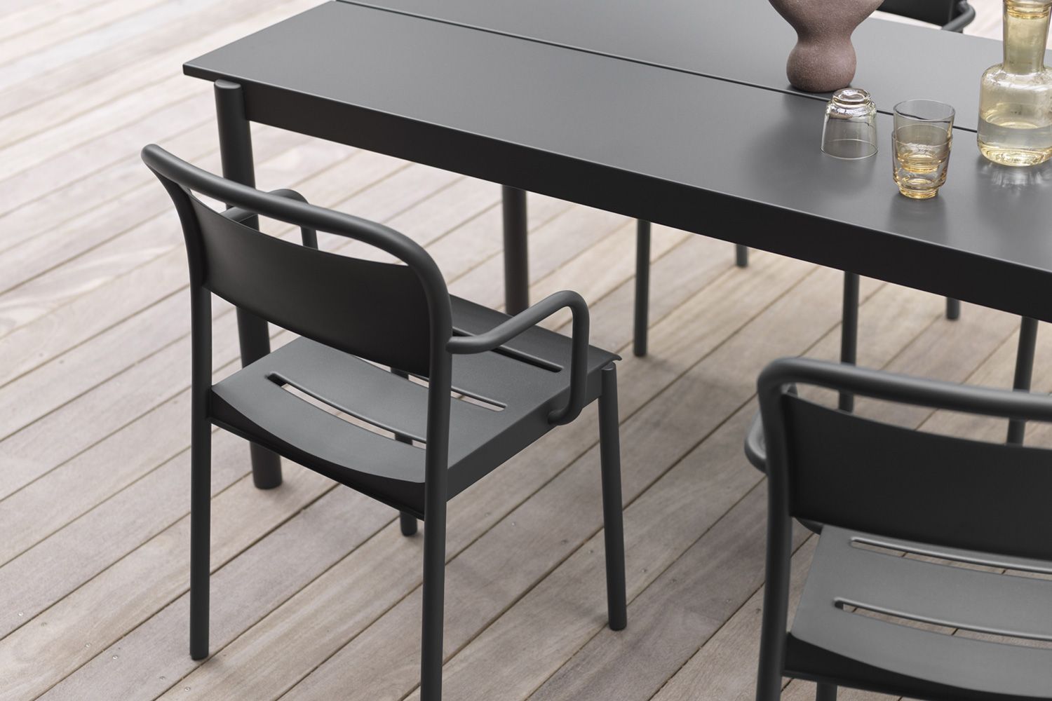 リニア スチール アームチェアの通販 | 家具・インテリア通販 MAARKET