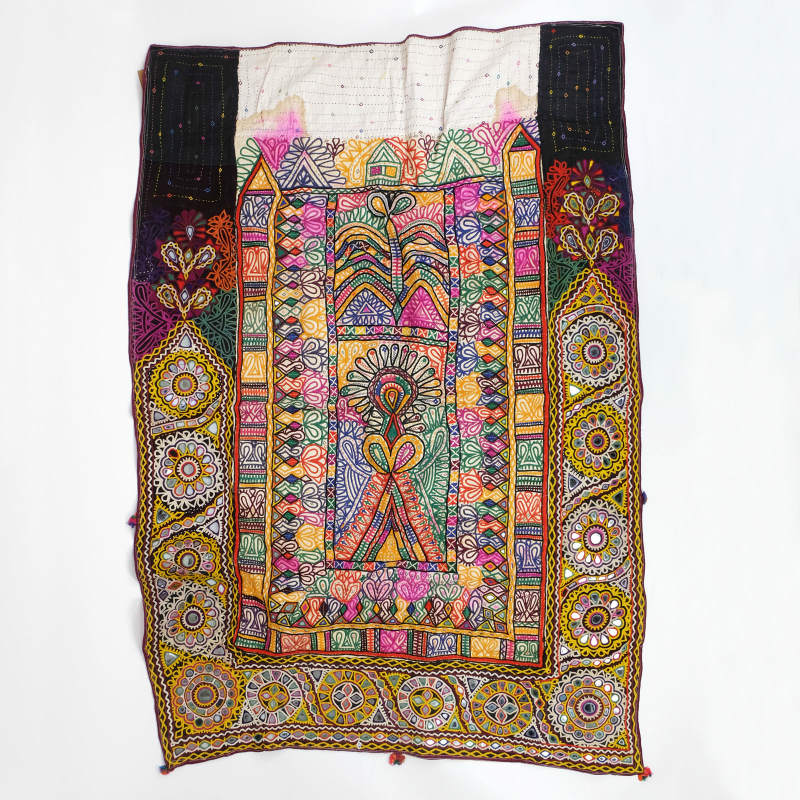 ミラーワーク｜水と太陽の象徴、鏡で飾られた布｜マライカ公式通販