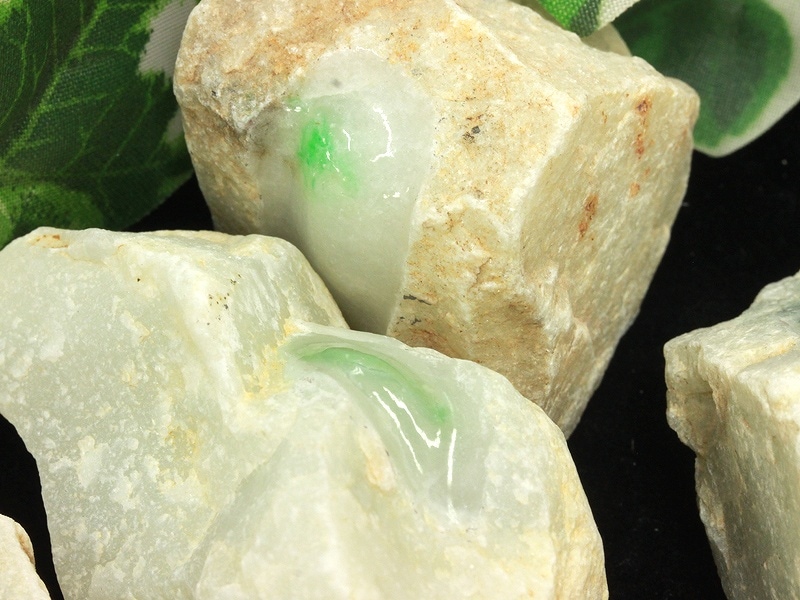 激レア！美しい艶と結晶！☆長寿と健康の石☆ミャンマー産/天然原石/緑