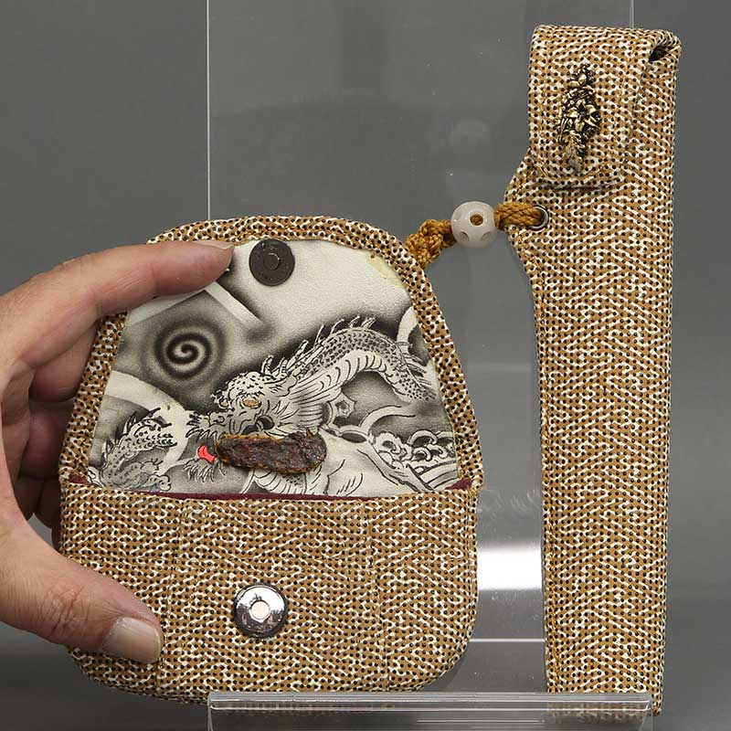 叺（カマス）煙管・刻み煙草入れ【印傳｜紗綾型・金茶】祭用品専門店