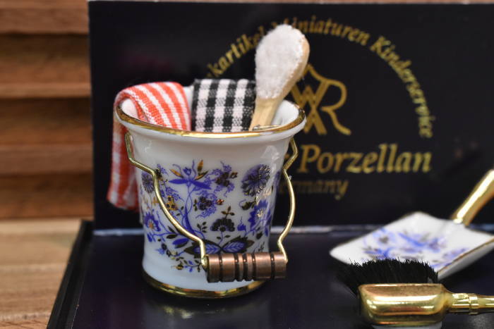Reutter】ロイターポーセリン ミニチュア雑貨 おそうじタイム [RP1827