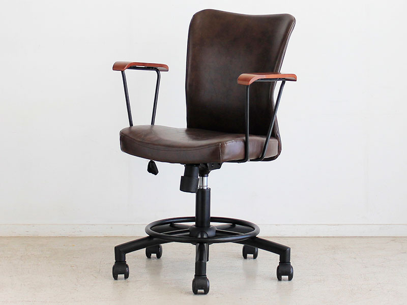 ダークブラウンの色合い 大人な印象を感じられるオフィスチェア