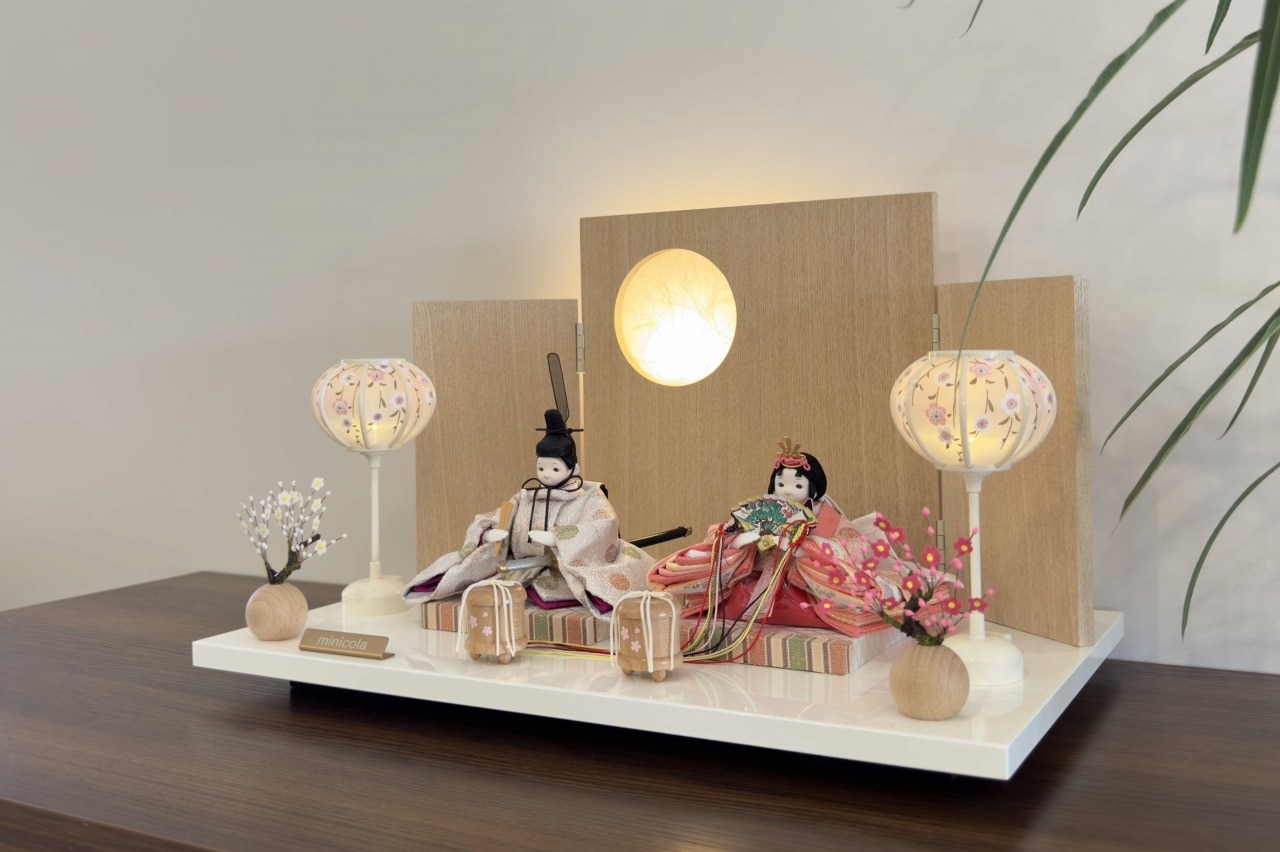 coco円（まどか）衣裳着親王飾り雛人形 高岡塗台 満月木ナチュラル屏風