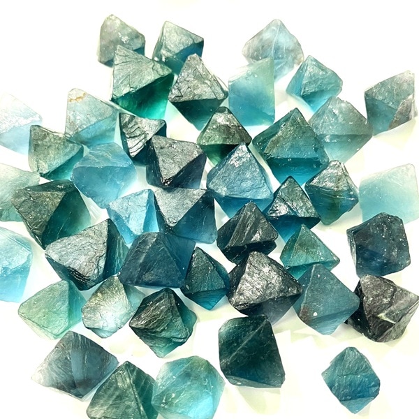 新入荷！】ブルーフローライト原石 8面体 1個売り | ☆名前から探す,ハ