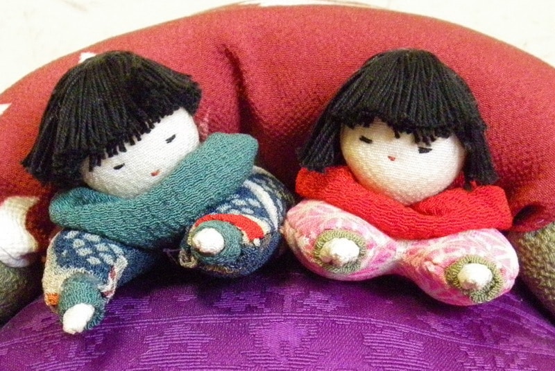 古布 リメイク ちりめん細工 二人かいまき人形 まねきねこ｜あいたいよう