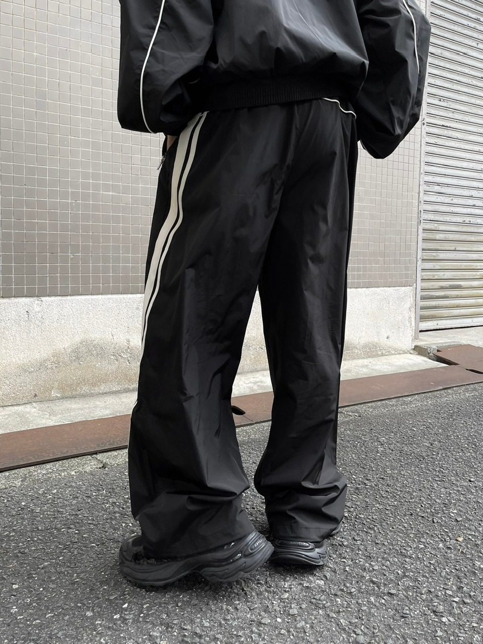 Chikashitsu +】set up side line track pants (2color