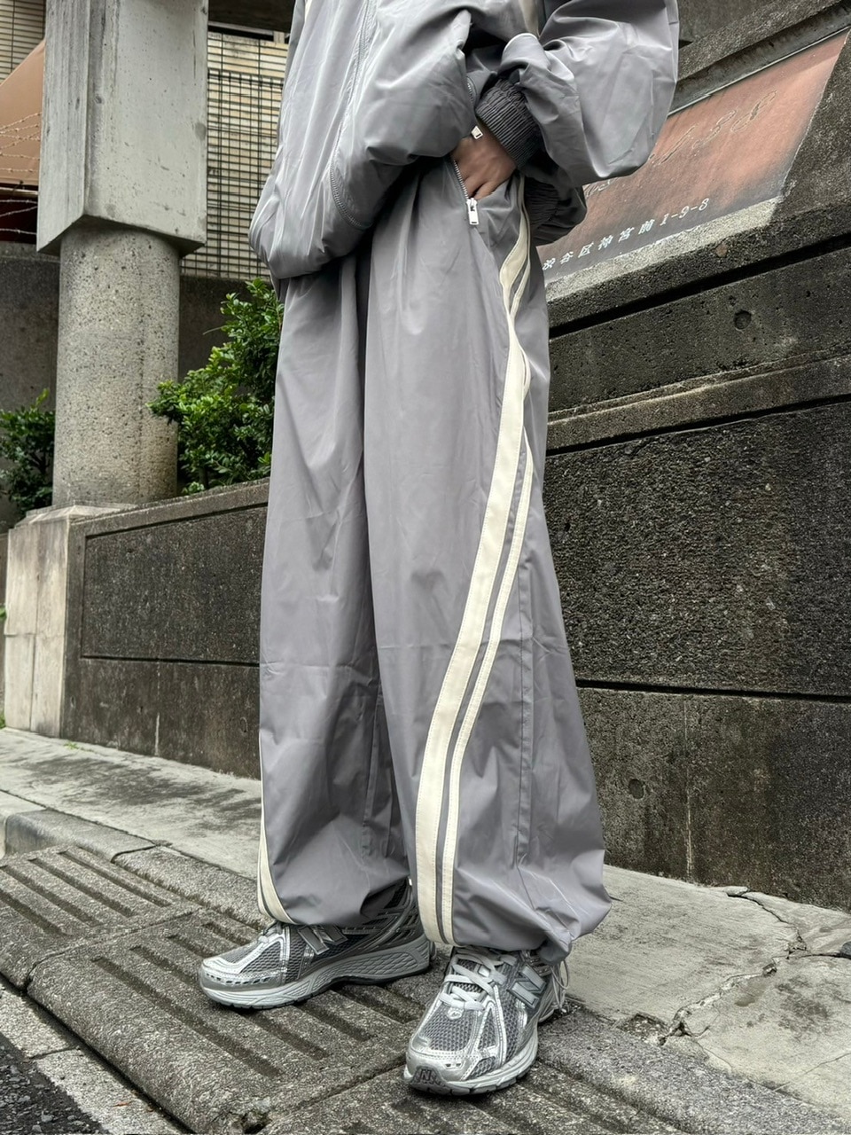 Chikashitsu +】set up side line track pants (2color