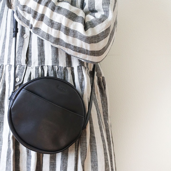 抜け感をプラスするラフサークル型 ミニショルダーバッグ