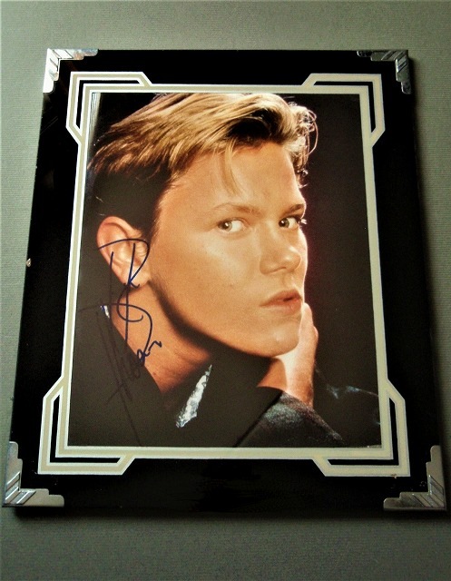 リヴァー・フェニックス 直筆オートグラフ(完全額装） | オートグラフ