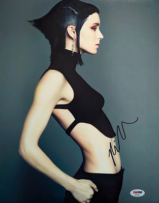 ルーニー・マーラ 直筆オートグラフ（大判） | オートグラフ（直筆