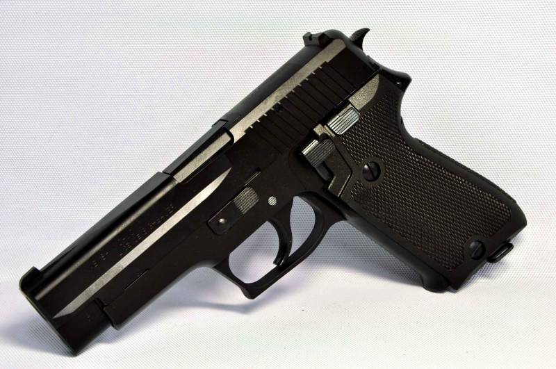 タナカ ガスブローバックガン SIG P220 9mm拳銃 陸上自衛隊仕様