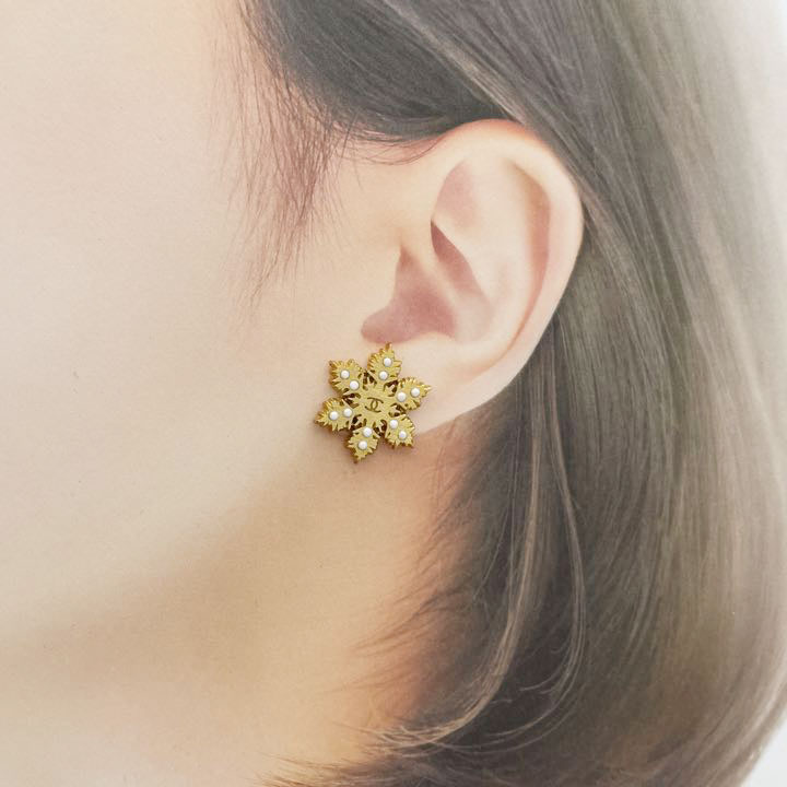 CHANEL シャネル ピアス スノーフレーク 雪の結晶 ゴールド ホワイト