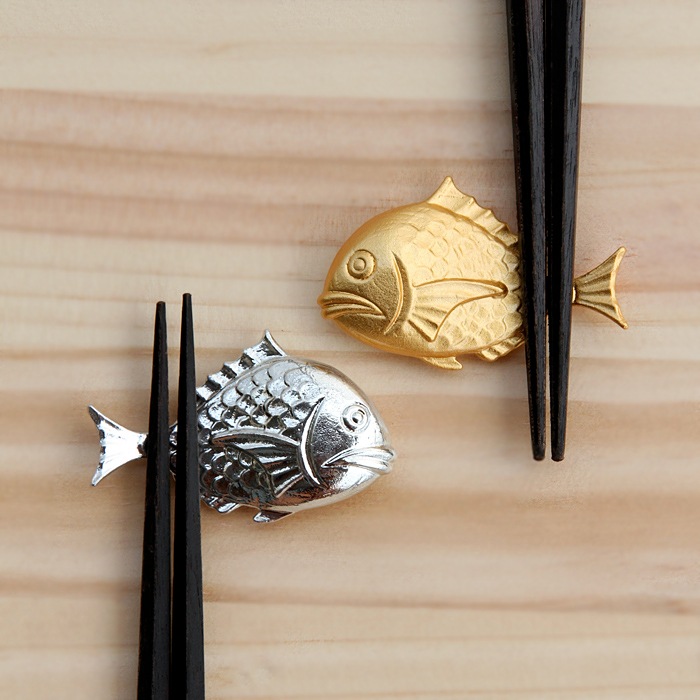 【海】純銀　鯛形　箸置き　2個　銀製　銀製品　銀器　台所用品　置物　重量約28g 送料無料】 純銀製 箸置 鯛 2個セット / お正月 新年 ギフト セット