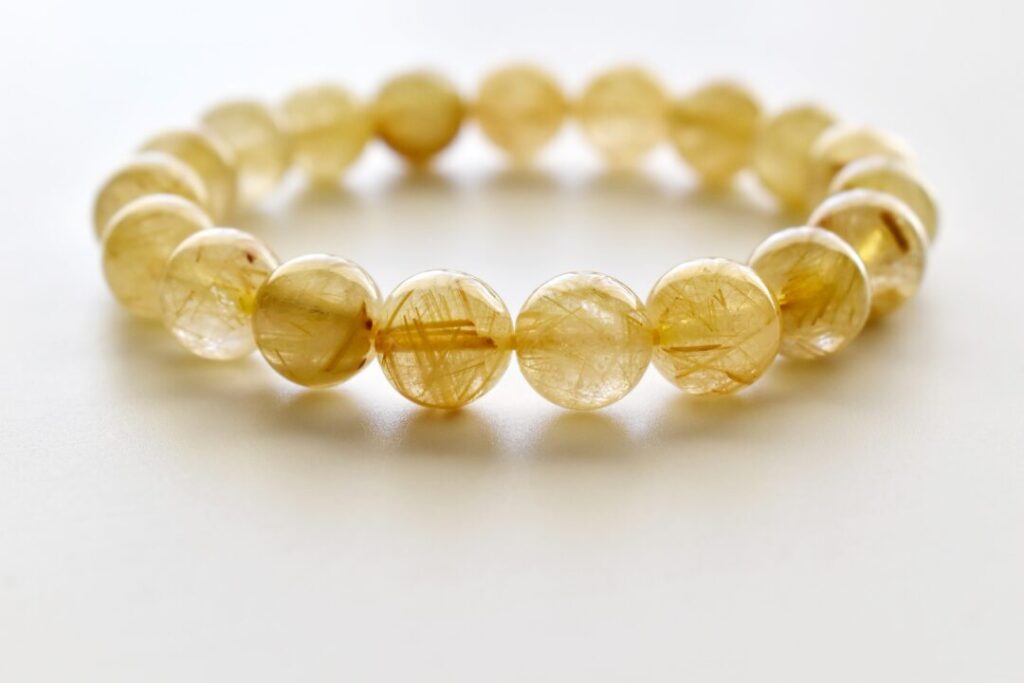 ルチルクォーツブレスレットで引き寄せる！ お洒落に金運 開運アップ