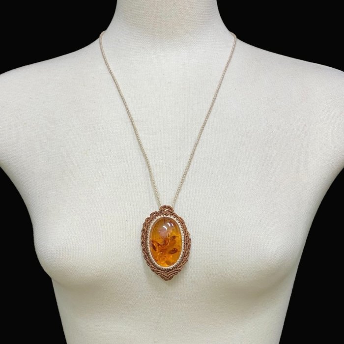 天然石 アンバー 琥珀 マクラメ編み 紐編み ネックレス（2450）｜創作