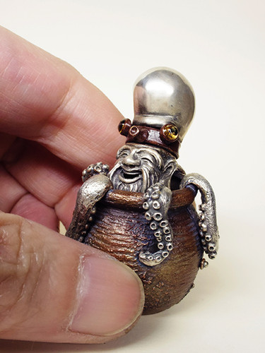 これはおもしろ根付！蛸壺に隠れているのはとても縁起の良いあ・の・ひ