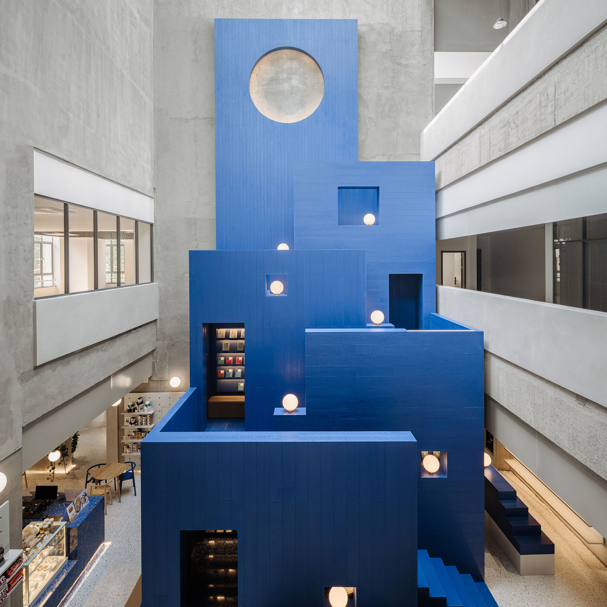 アトリウムに「本の山」がそびえ立つ、上海初のスポーツがテーマの書店