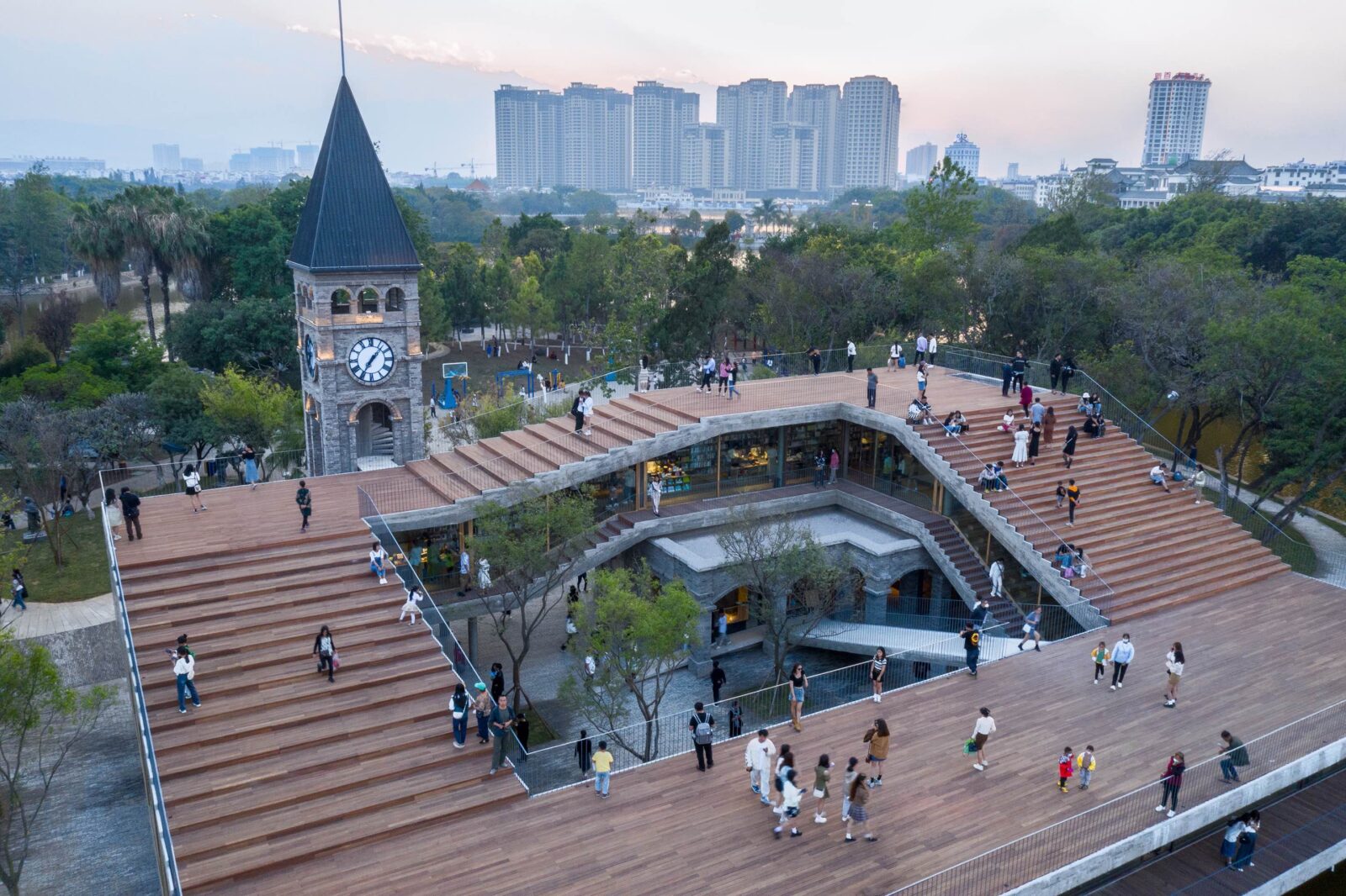 中国の公共公園に残る歴史的建築物を再生した〈蒙自NSAU書店〉ZAO