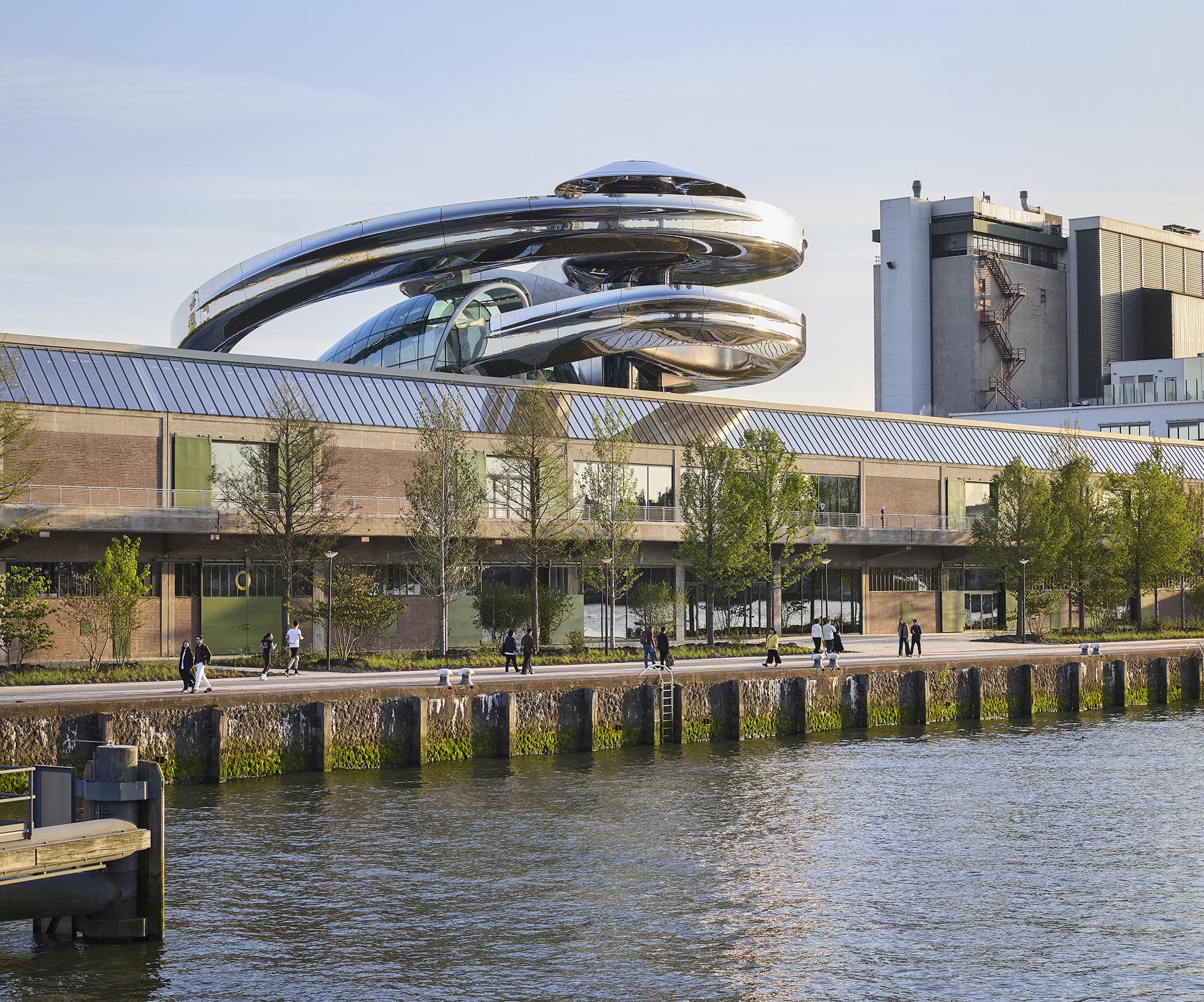 MADアーキテクツによる、ロッテルダムの倉庫を再生した移住がテーマの