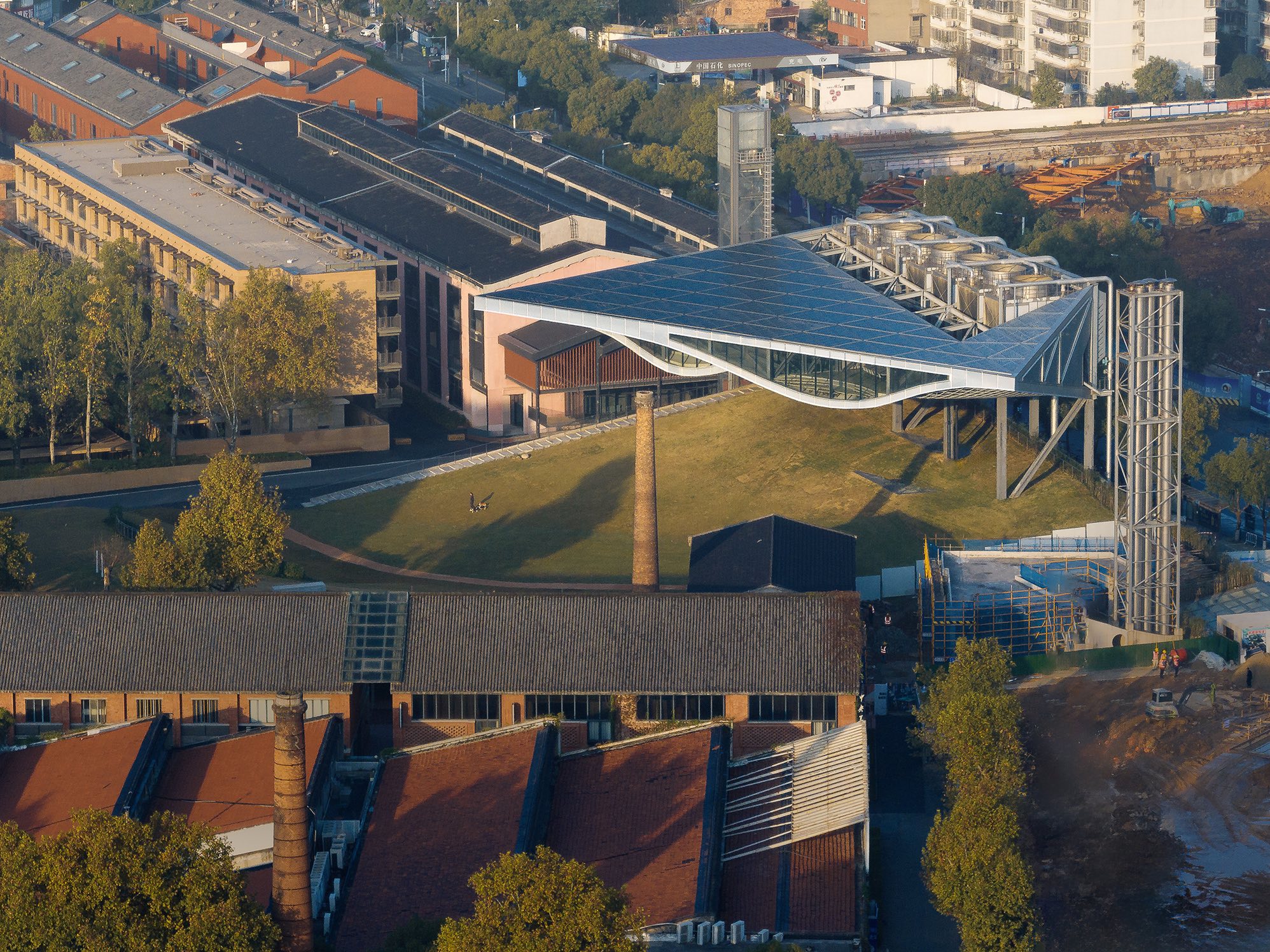 空中に浮かび公園空間と一体化するインフラ建築〈景徳鎮陶渓川クラウド