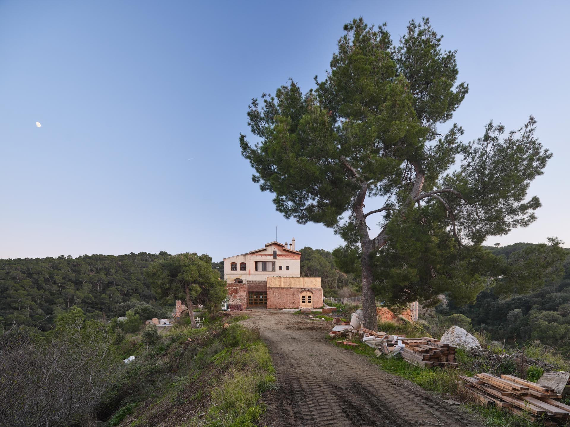 19世紀の建築にCLTとCNCで生み出す工房〈CORA〉スペイン、IAAC