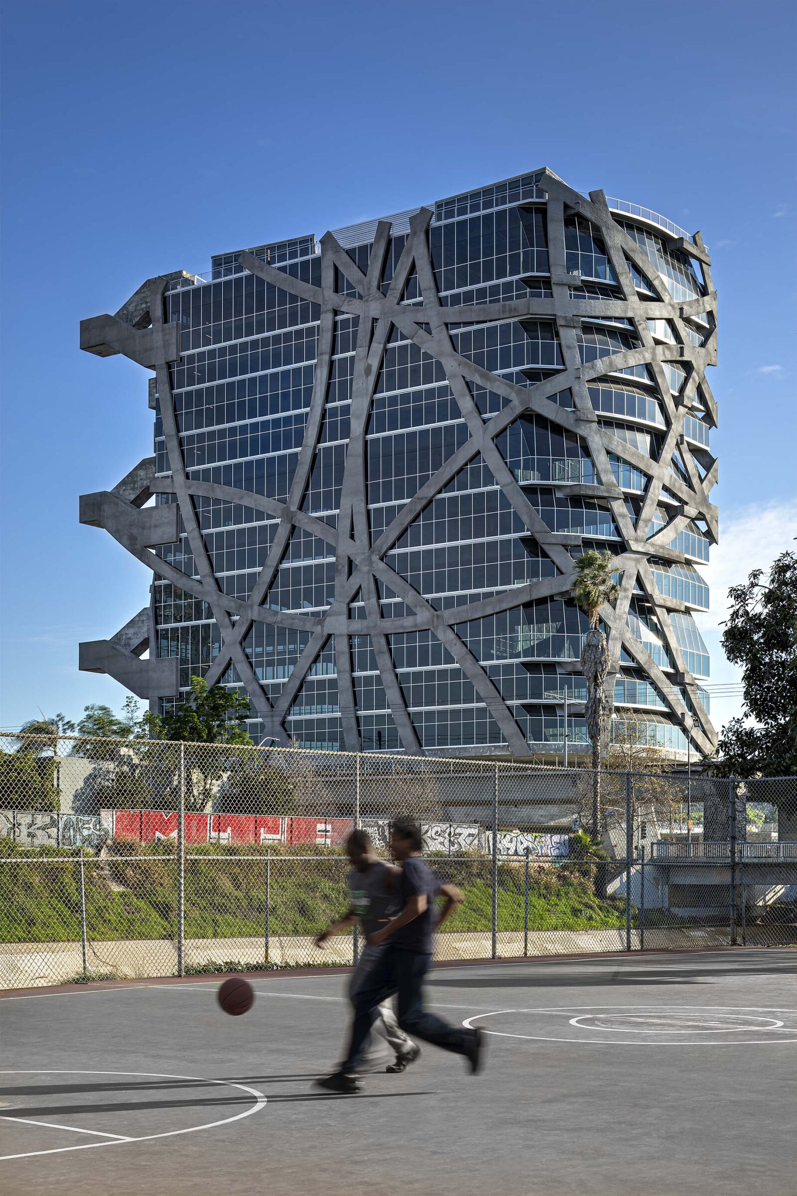 建築に巻きつく帯が生み出す無柱空間 オフィスプランの最大限の柔軟性