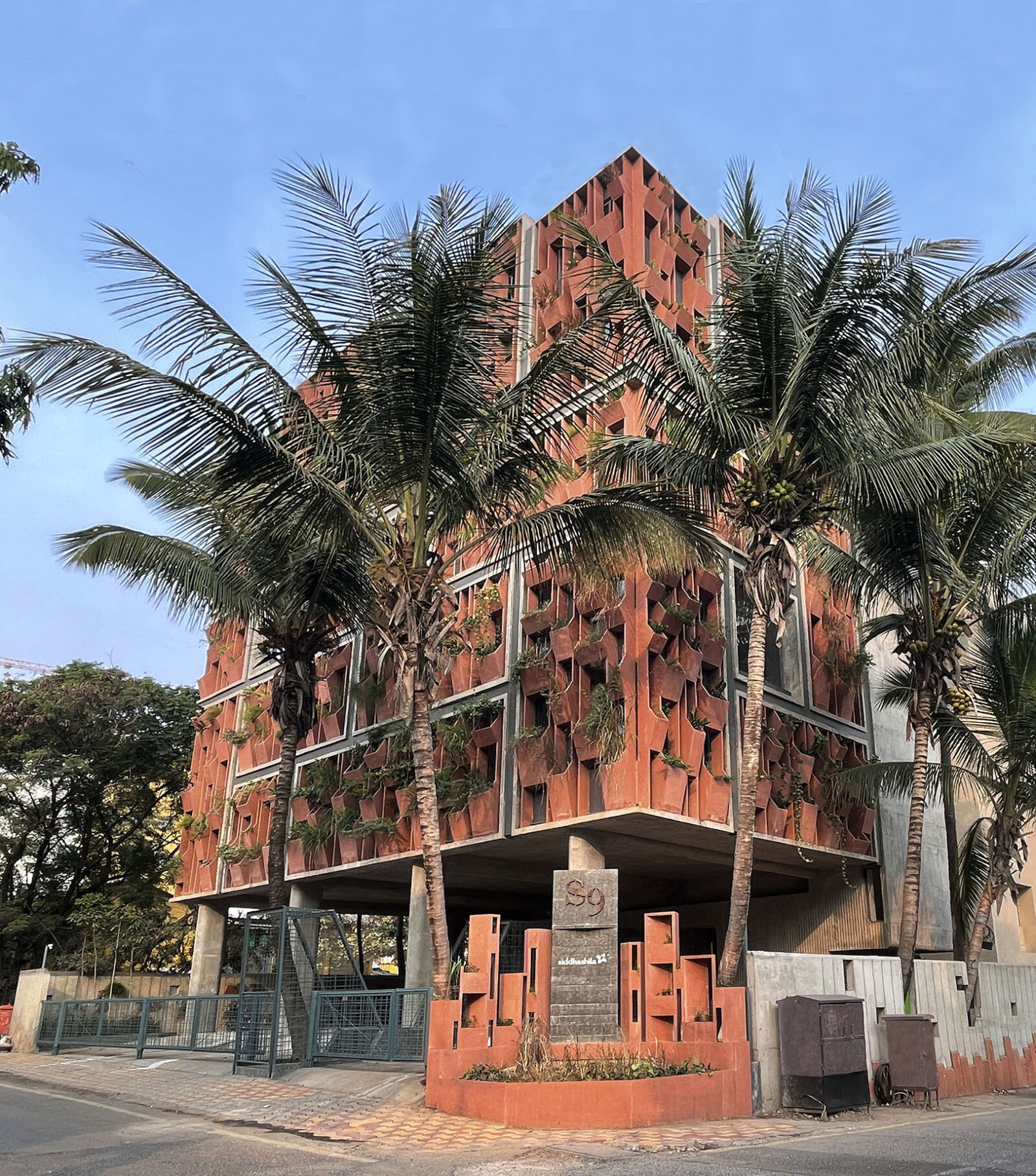 プランターを組み込み自然をまとうコワーキングスペース〈S Nine〉PMA