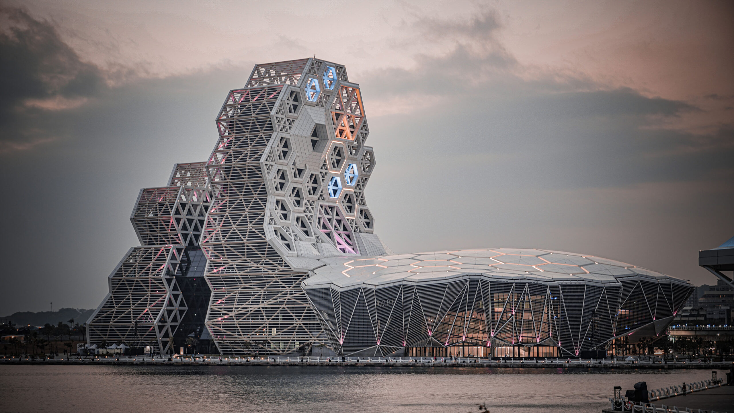 サンゴやクジラ!? 水にまつわるモチーフを抽象化した建築、マヌエル・A