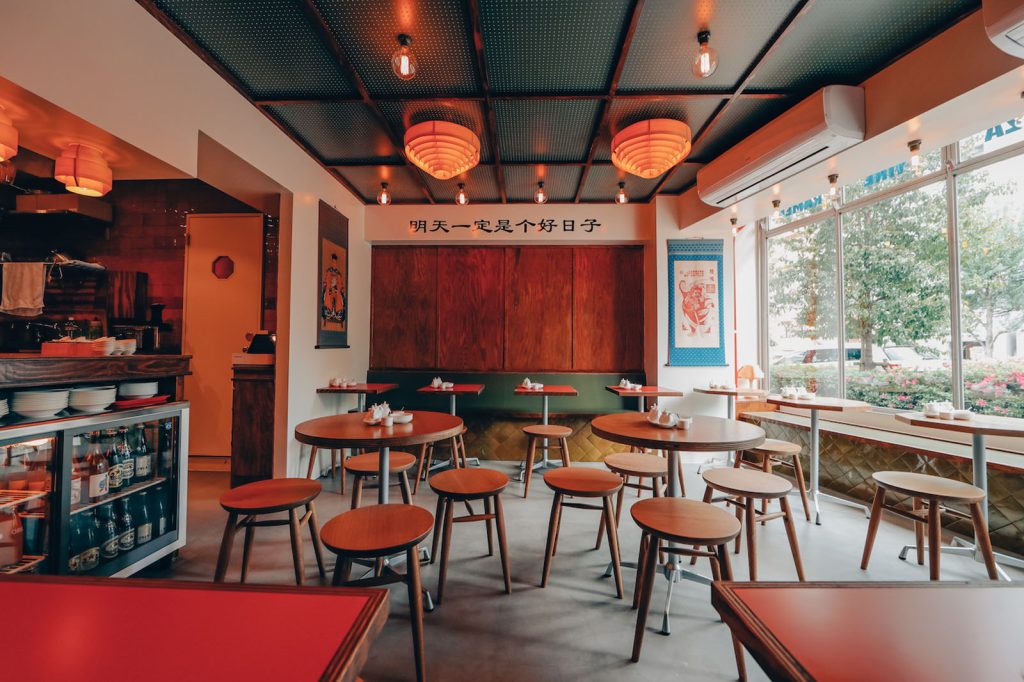 食べログ 百名店「ザ グレートバーガー」の系列店は、餃子が主役の町