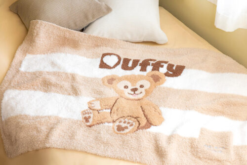 ダッフィーがちょこんと座ったニットブランケット 東京ディズニーシー