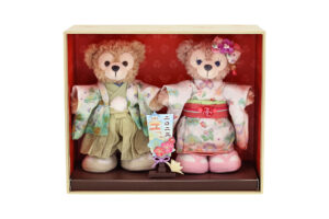 ダッフィーとシェリーメイが和服姿に 新年記念のコレクションドールを