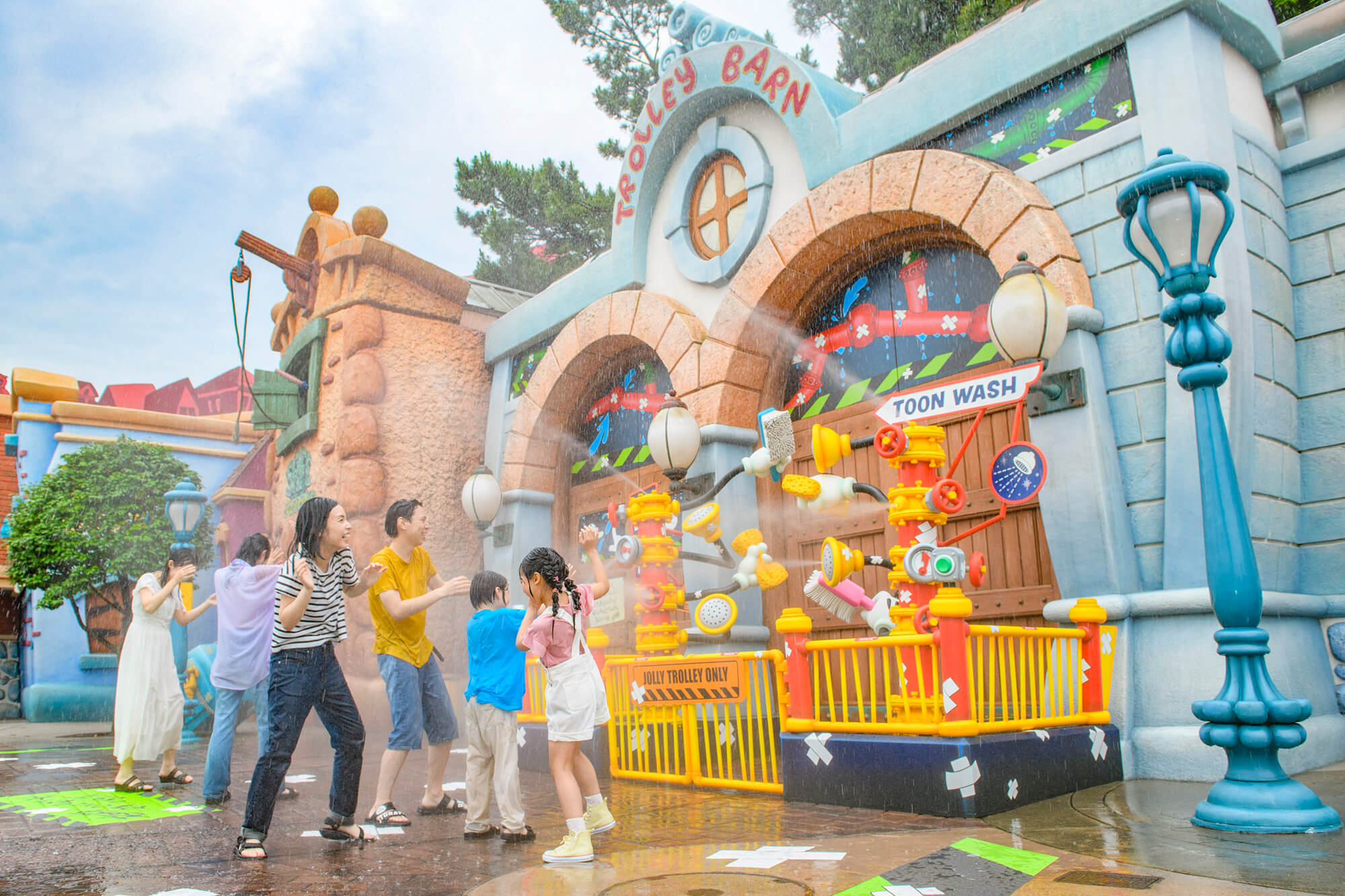 グーフィーがトゥーンタウンをびしょ濡れに TDR40周年の水かけ