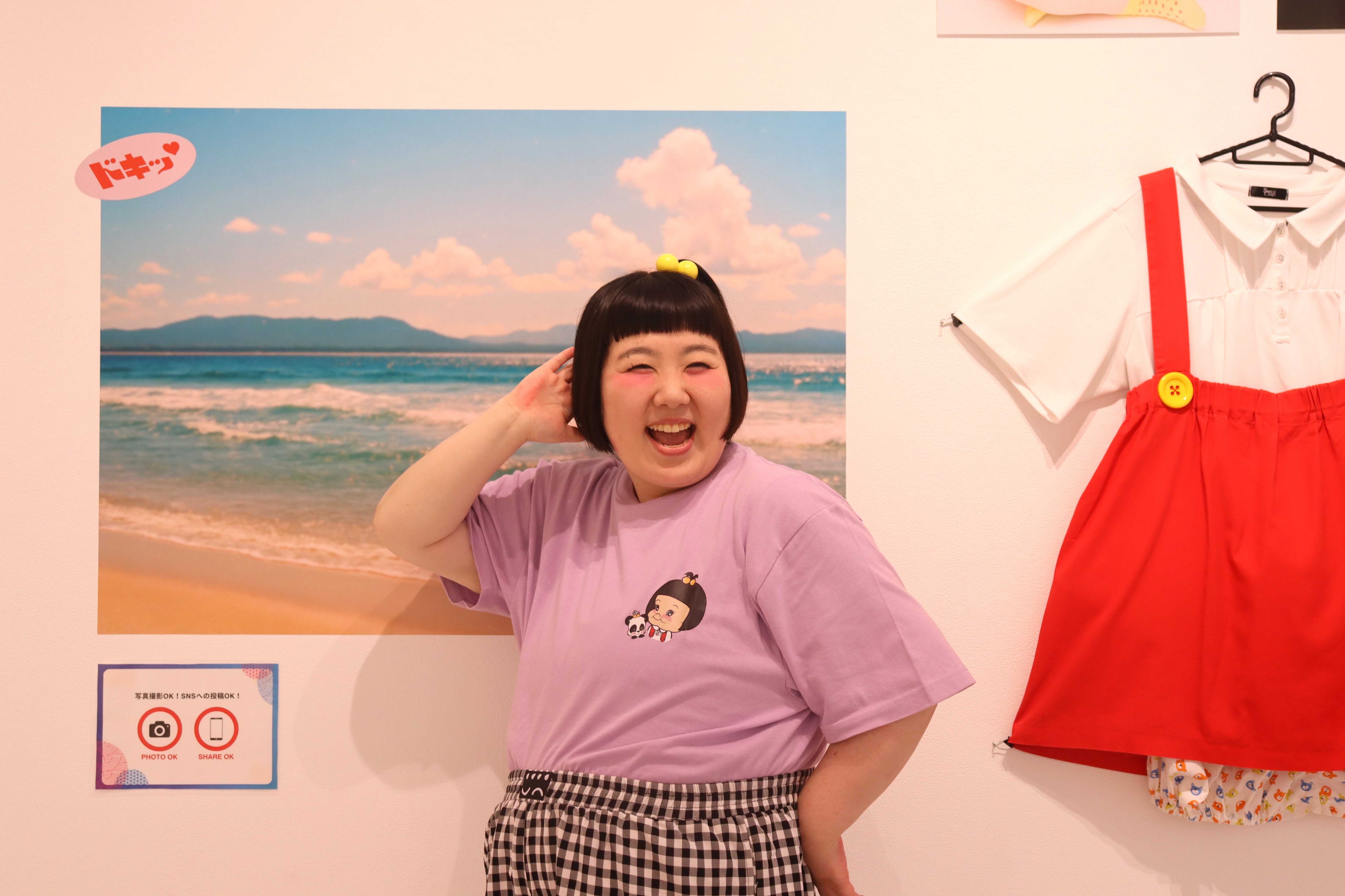 酒井藍が個展で“昭和アイドル”に変身!? いつもとは違うエモい表情に