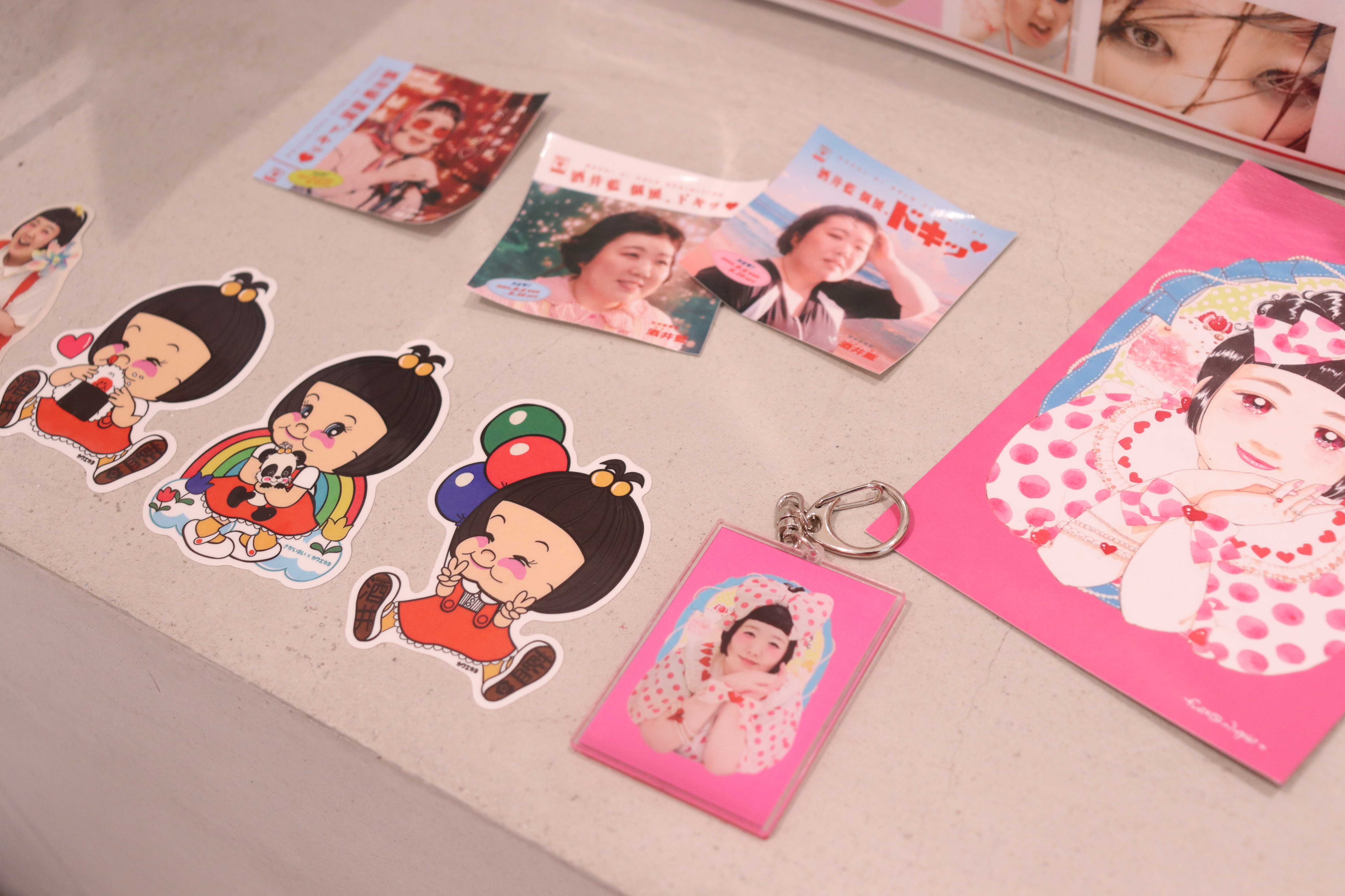 酒井藍が個展で“昭和アイドル”に変身!? いつもとは違うエモい表情に