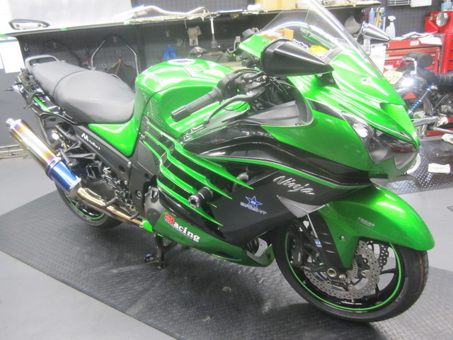 ZX-14Rのタイヤ交換は、当店一番人気の「S21」 - NAPS-ON マガジン