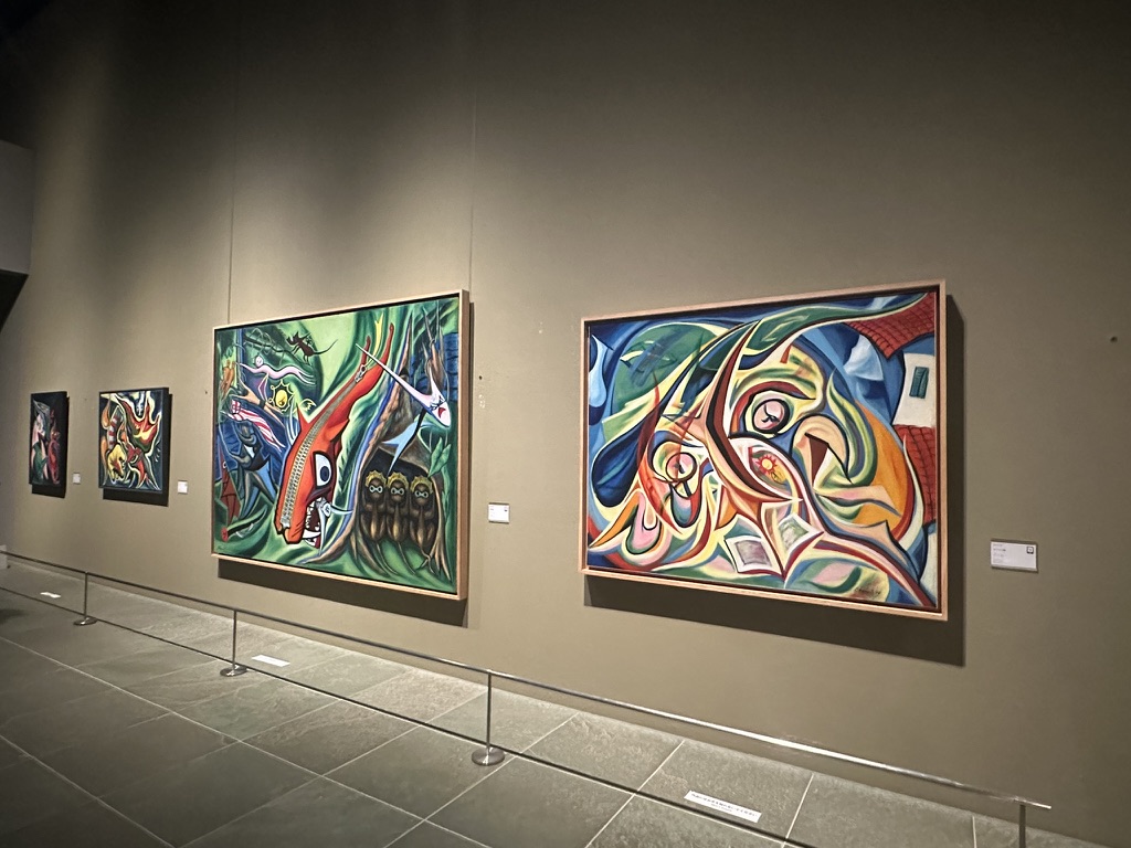 岡本太郎の“遊び”に没入！絵画作品とのしばしのお別れを前に – マグカル