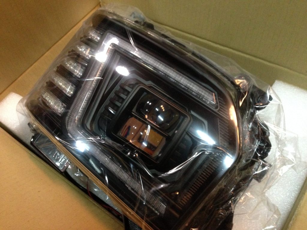 4型ハイエース、コプラスジャパン製のプラチナLEDヘッドランプに