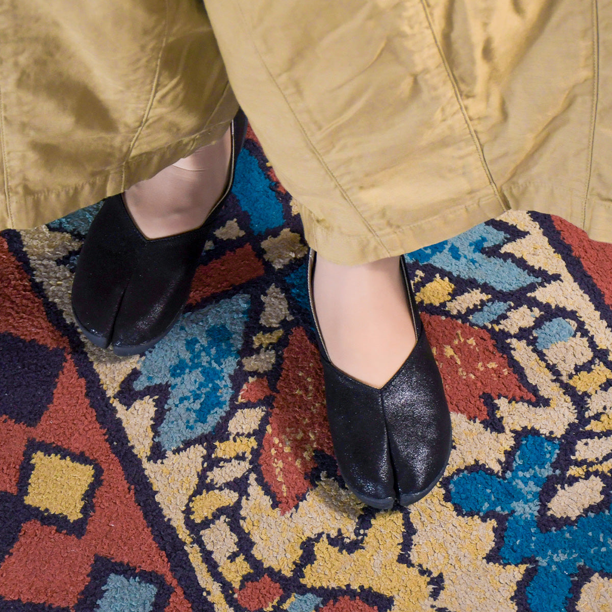 パンプスタイプの足袋シューズMARY（マリー）。カラーはブラック